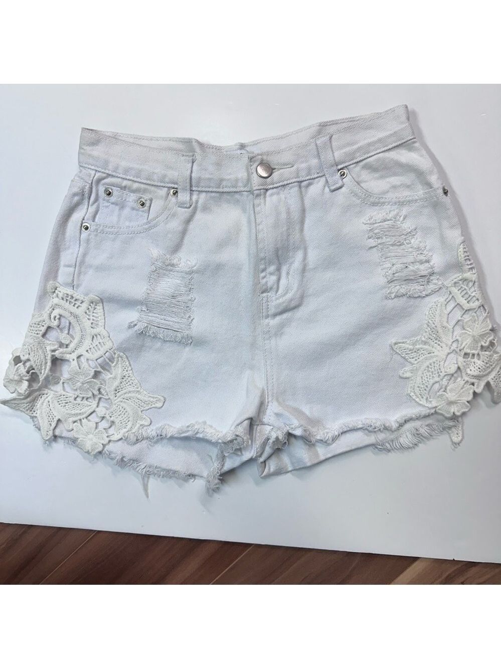 TOBY HEART GINGER WHITE DENIM SHORTS WITH CROCHET/LACE DETAIL sz 6